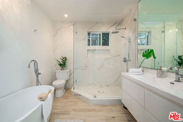 1922 N Beverly Place, Beverly Hills CA: https://media.crmls.org/mediaz/29150cd0-25a6-4f4b-b9da-269c957cb09a.jpg
