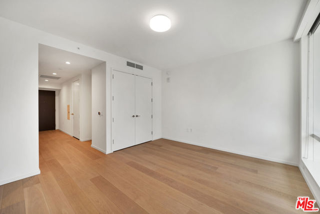 877 Francisco Street, Los Angeles CA: https://media.crmls.org/mediaz/291538da-a273-4f68-a653-8a064a3a12a3.jpg