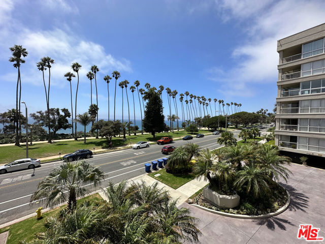 515 Ocean Avenue, Santa Monica CA: https://media.crmls.org/mediaz/2915bee8-c99c-4e28-b486-6d0b71cad0b6.jpg
