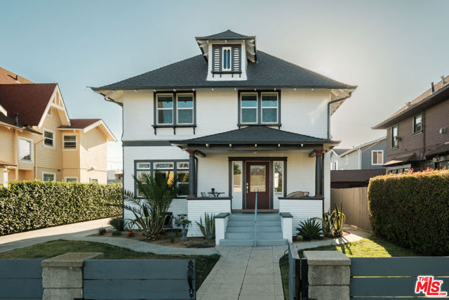 2907 Halldale Avenue, Los Angeles CA: https://media.crmls.org/mediaz/2916405d-56b8-4c91-8218-d486a28a19f0.jpg