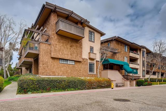 8870 Villa La Jolla Dr, La Jolla CA: https://media.crmls.org/mediaz/291692d1-75b2-4211-96fd-d1638b610cad.jpg