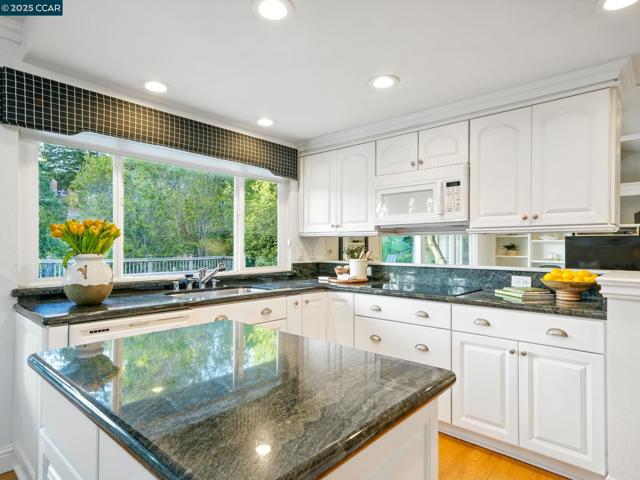 1804 Piedras Circle, Alamo CA: https://media.crmls.org/mediaz/29179fde-47ef-46e4-b1f9-9dcd4ddafb61.jpg