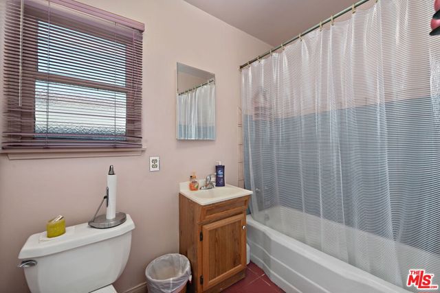 1338 19th Street, Santa Monica CA: https://media.crmls.org/mediaz/2917f4aa-f4d8-40c3-9c38-5d768f52e3e8.jpg