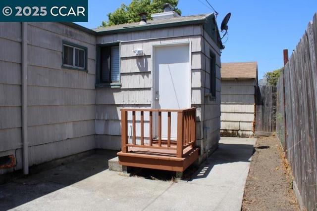 835 33Rd St, Richmond CA: https://media.crmls.org/mediaz/29181c31-71a8-4340-9c81-79fb3d5899fc.jpg