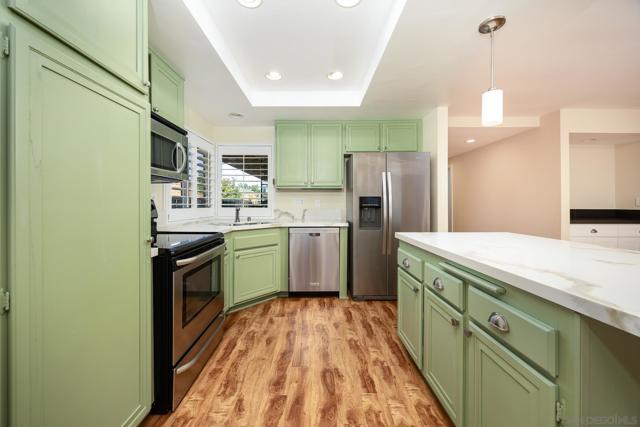 4225 Dusk Ln, Oceanside CA: https://media.crmls.org/mediaz/2918d2be-5725-40a8-bdbe-53f4e735d4ab.jpg