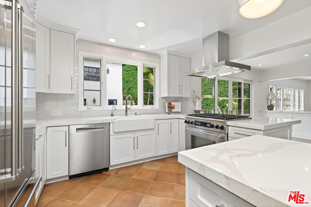 322 25th Street, Santa Monica CA: https://media.crmls.org/mediaz/291980bd-ca23-4900-ac8d-fc037aee83be.jpg