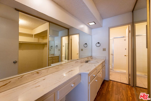 5330 Zelzah Avenue, Encino CA: https://media.crmls.org/mediaz/291a211e-2221-4372-82be-6ed873781fcd.jpg