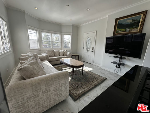 10736 Ashton Avenue, Los Angeles CA: https://media.crmls.org/mediaz/291a4fa8-1cfd-459f-9d79-25ebae81f50d.jpg