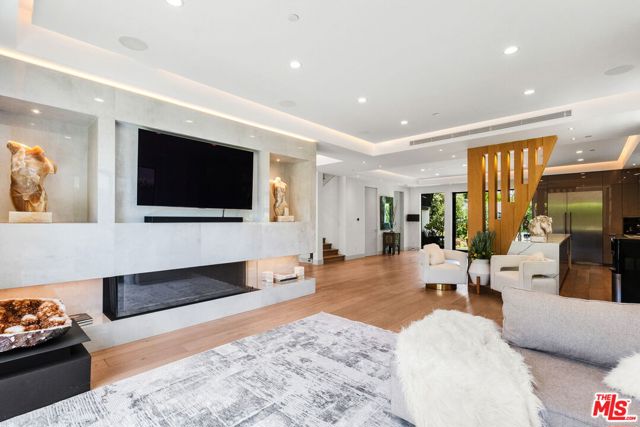 4338 Agnes Avenue, Studio City CA: https://media.crmls.org/mediaz/291b9860-6312-42ca-bbeb-5bd0d55ca7db.jpg