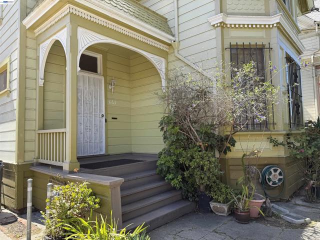 663 25TH Street, Oakland CA: https://media.crmls.org/mediaz/291c0243-8511-4e03-bda3-21b994f304f8.jpg