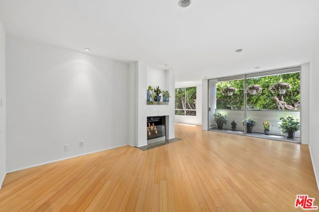 429 N Oakhurst Drive, Beverly Hills CA: https://media.crmls.org/mediaz/291d32e9-0123-484f-812e-111f38c31175.jpg
