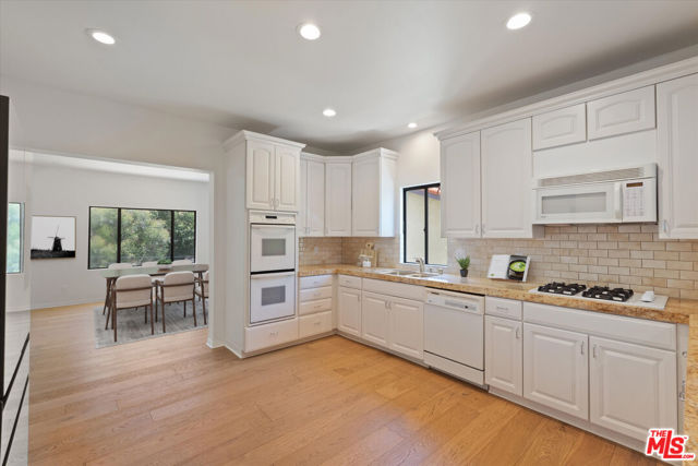 22960 Cass Avenue, Woodland Hills CA: https://media.crmls.org/mediaz/292025a4-35bc-43f0-92dc-fdebc2844e04.jpg