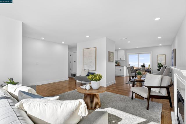 1264 Belfair Dr, Pinole CA: https://media.crmls.org/mediaz/2920c555-4860-43b1-988f-2d570d38c708.jpg