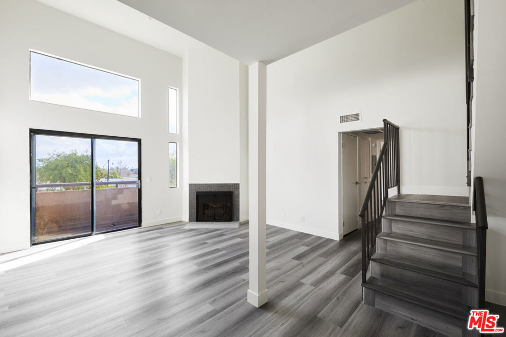 6212 FULTON Avenue #201