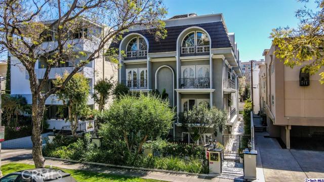 342 N Palm Drive E Beverly Hills, California Prime Beverly Hills Location. 5 Unit Condominium 11,581 SQFT of Living space. Penthouse has 4 Br 4.5 Baths, the other 4 condos each have 2 Br plus a Den & 2.5 Baths. 3 of the units are rented on month to month basis, and two units will delivered vacant. Building is freshly painted, has an Exercise room, Sauna and Subterranean gated Parking.