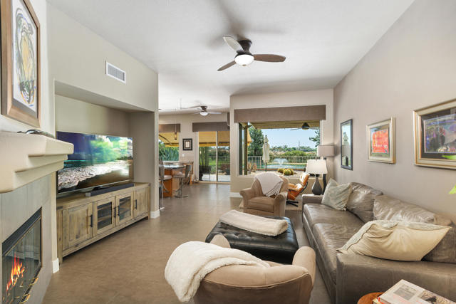 187 Kavenish Drive, Rancho Mirage CA: https://media.crmls.org/mediaz/292229a8-b0e0-4d60-9646-eefb8166d015.jpg