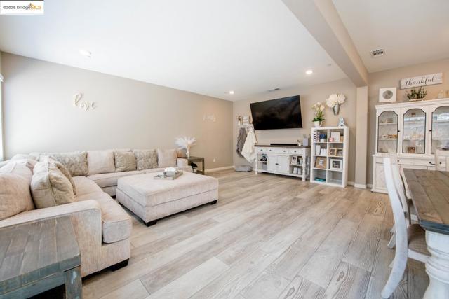 5132 Kevin PL, Rohnert Park CA: https://media.crmls.org/mediaz/29222de2-3d2a-49e6-b8bb-749eae38f4a4.jpg