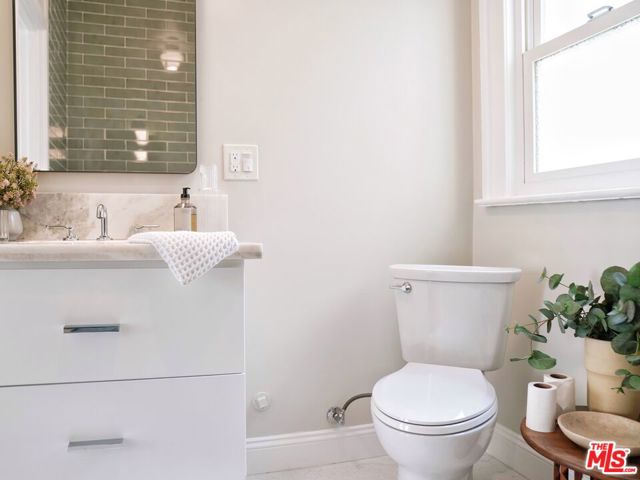 322 S Kingsley Drive, Los Angeles CA: https://media.crmls.org/mediaz/29229216-38ae-48c0-bdde-a22f89388269.jpg