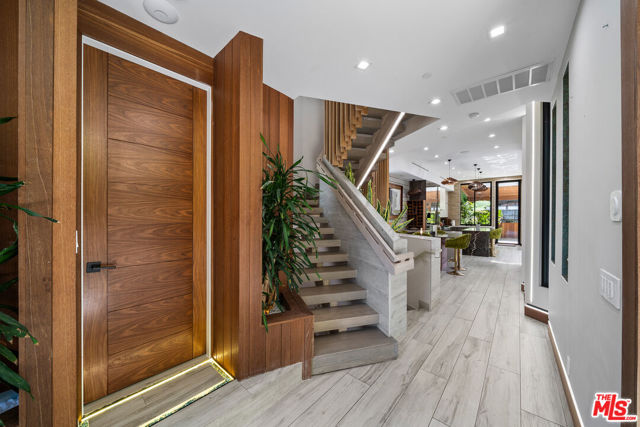 836 California Avenue, Venice CA: https://media.crmls.org/mediaz/292301d9-e6bb-4bf7-afbb-09bd90200985.jpg