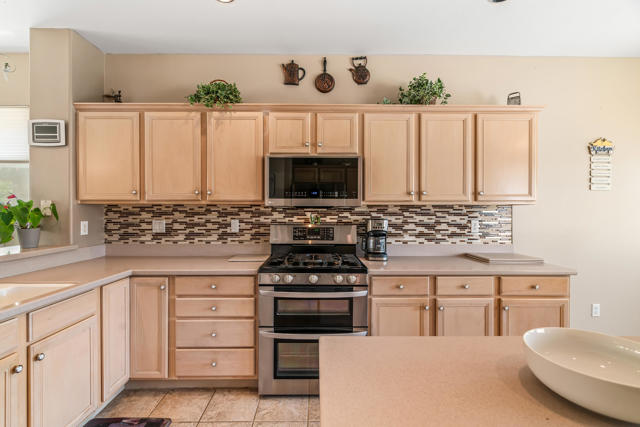 37674 Medjool Avenue, Palm Desert CA: https://media.crmls.org/mediaz/292349b9-1e61-4347-a28f-81191bb31079.jpg