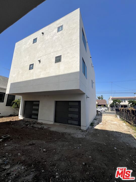 1228 1/2 S Berendo Street, Los Angeles CA: https://media.crmls.org/mediaz/29239bc7-23bb-4050-b3c9-01786817a861.jpg