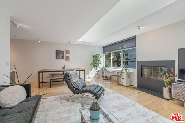 5806 Waring Avenue, Los Angeles CA: https://media.crmls.org/mediaz/29242e32-4f7e-498a-9555-23432ee86d70.jpg