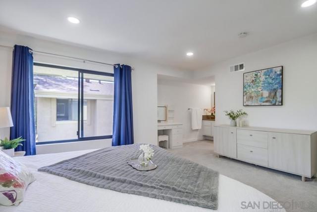 3319 Caminito Eastbluff, La Jolla CA: https://media.crmls.org/mediaz/29246c15-846a-49a9-8019-186042d3f003.jpg