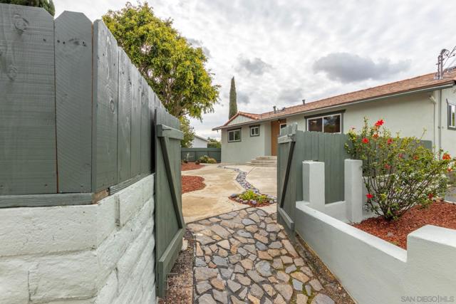 361 E Indian Rock Rd, Vista CA: https://media.crmls.org/mediaz/29258600-2fdd-4d6d-a97f-a8c109bcf703.jpg