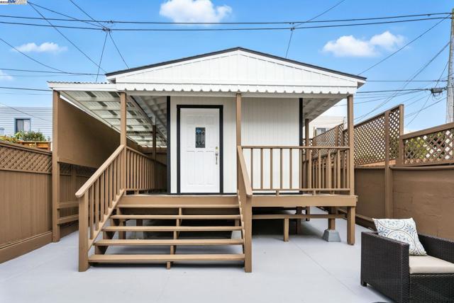 24 Riverton Dr, San Francisco CA: https://media.crmls.org/mediaz/2925973b-dbbb-4ee1-825b-456f7e20c016.jpg