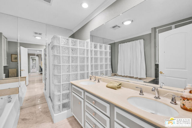 10 International Boulevard, Rancho Mirage CA: https://media.crmls.org/mediaz/29259dac-6f9d-475a-8319-95a0c331a162.jpg