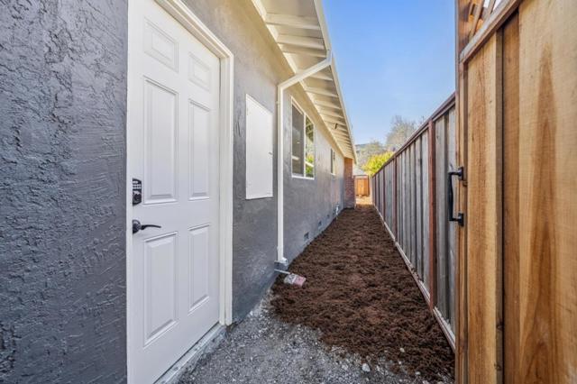 700 Gull Avenue, Foster City CA: https://media.crmls.org/mediaz/2927580c-6e75-459f-8557-c925ef4369e4.jpg