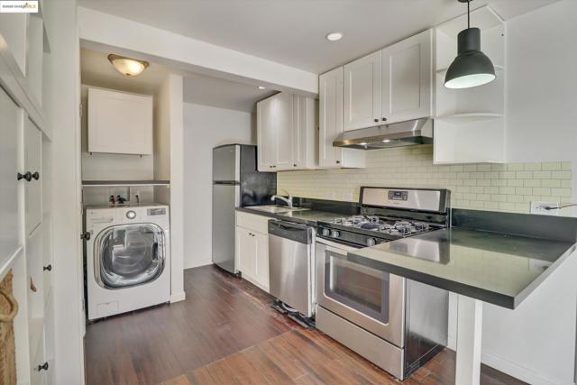 4211 Market St, Oakland CA: https://media.crmls.org/mediaz/2927b196-2aa0-4113-9267-21a3352d941d.jpg