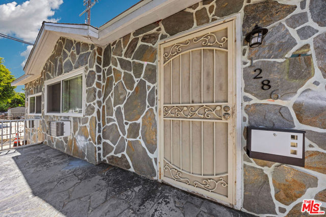 1286 W 39th Place, Los Angeles CA: https://media.crmls.org/mediaz/2927b93d-3a12-4a74-99f5-990fbbe1f618.jpg