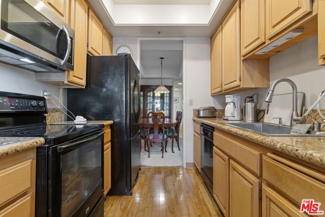 2102 Century Park Lane, Los Angeles CA: https://media.crmls.org/mediaz/2928cb05-3e6d-430d-8f9c-45a0ab9fb05d.jpg