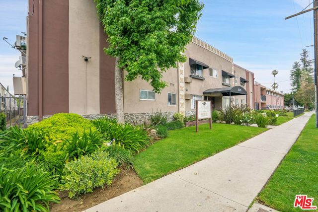 Image 11 of 15 For 6225 Reseda Boulevard