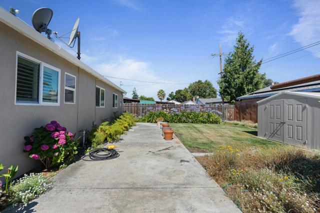 230 San Juan Drive, Hollister CA: https://media.crmls.org/mediaz/29296082-35b2-4ef3-9045-50dfddd0e332.jpg