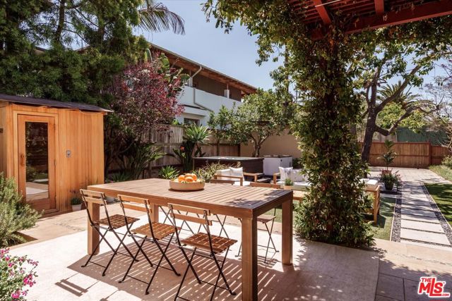 630 Brooks Avenue, Venice CA: https://media.crmls.org/mediaz/292a7cbe-b031-43d0-880f-63f20bdb54e9.jpg