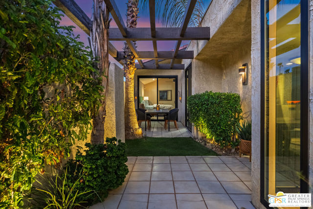 1346 E Andreas Road, Palm Springs CA: https://media.crmls.org/mediaz/292b9459-c9a8-4ae1-8d89-68121eba6cad.jpg