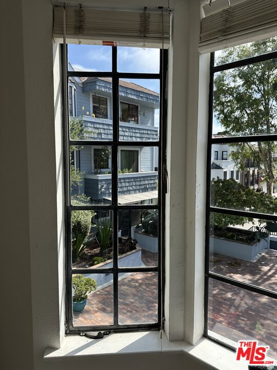 https://media.crmls.org/mediaz/292c3200-e50b-4f11-9f12-661437c96cc5.jpg?preset=X-Large