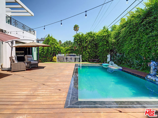 6360 Maryland Drive, Los Angeles CA: https://media.crmls.org/mediaz/292cd37f-da1c-4062-a50c-125dc1f252cd.jpg