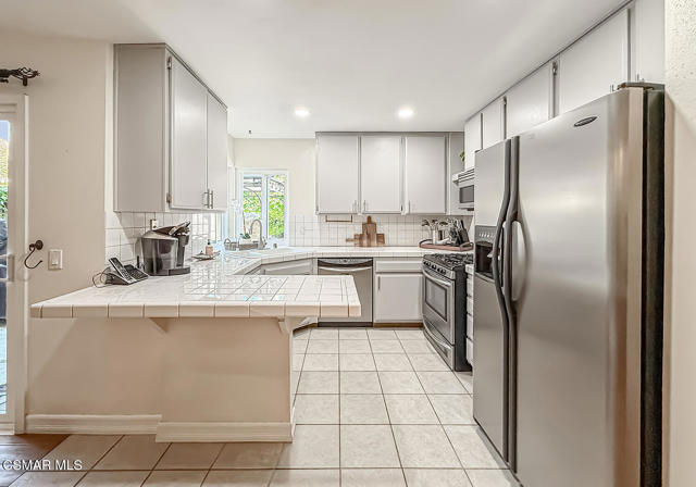 2514 Glenhurst Court, Simi Valley CA: https://media.crmls.org/mediaz/292d52e9-0bb8-4ae0-9fee-2337a707371a.jpg