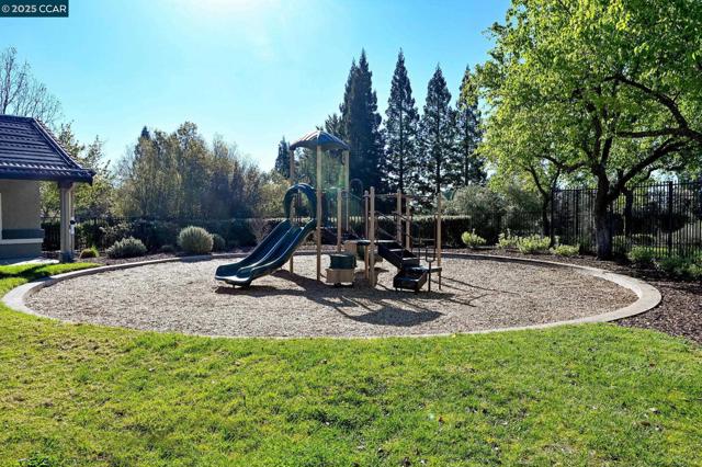 219 Nottingham Pl, Danville CA: https://media.crmls.org/mediaz/292e08b6-97b5-45d0-b83f-9b0a448607c8.jpg