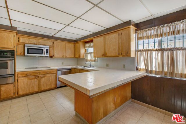 3825 Edgehill Drive, Los Angeles CA: https://media.crmls.org/mediaz/292ee45c-9f7a-4fd5-8266-f1cde9b60edc.jpg