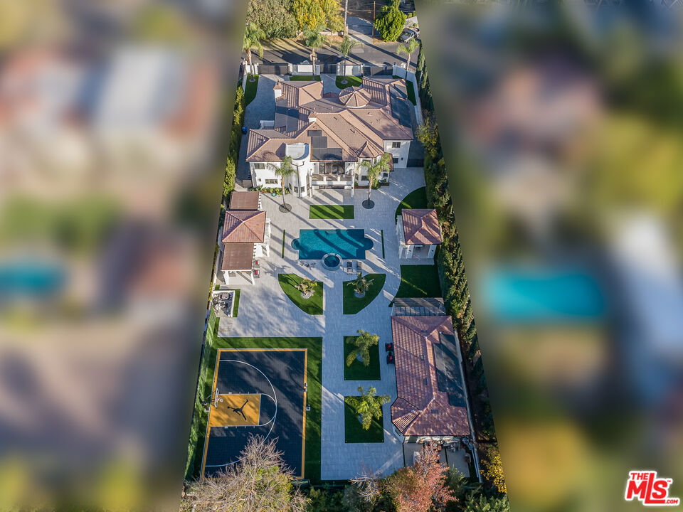 https://media.crmls.org/mediaz/292f1bb0-210b-4b4c-9765-438057872acd.jpg?preset=X-Large