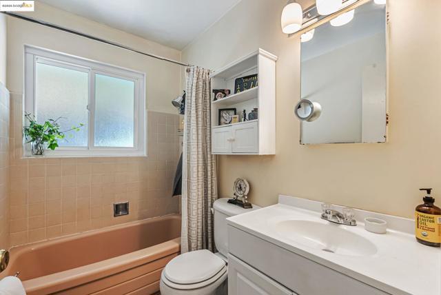 2050 Donald Dr, Moraga CA: https://media.crmls.org/mediaz/292fa5cb-ecc6-43f0-8b41-366cce6f1136.jpg