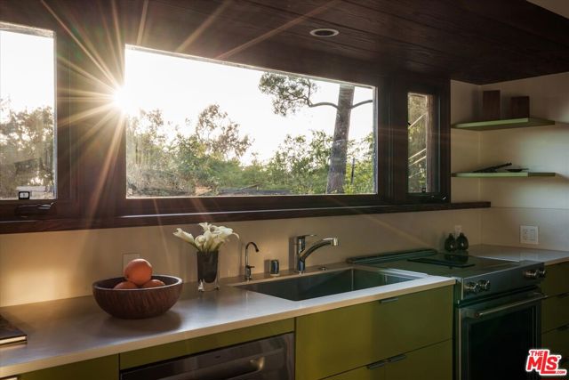4260 Sea View Lane, Los Angeles CA: https://media.crmls.org/mediaz/292fbe0c-82d6-4853-ba6e-ff13e30dddbd.jpg