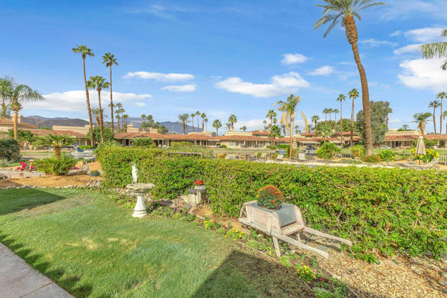 165 Lake Shore Drive, Rancho Mirage CA: https://media.crmls.org/mediaz/29300320-f8aa-48bd-bf96-d189a9ad262b.jpg