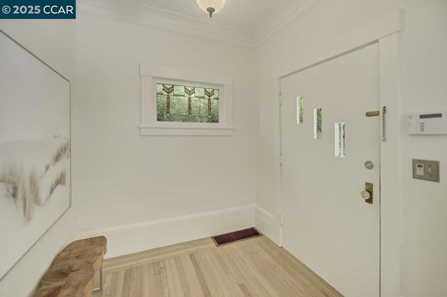 1039 Elsinore, Oakland CA: https://media.crmls.org/mediaz/29302b98-a42a-4c86-a3f4-972ae822c827.jpg