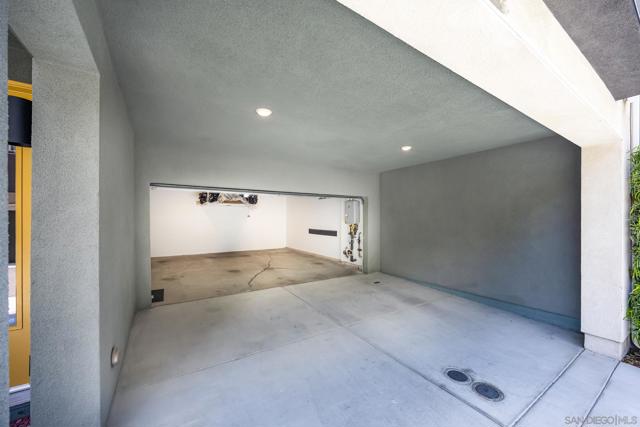 10402 Harlow Cir, San Diego CA: https://media.crmls.org/mediaz/29306682-70d7-40fa-9320-d38eb96c59a4.jpg