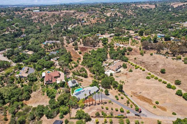 1797 99 Rabbit Hill, Fallbrook CA: https://media.crmls.org/mediaz/2930eddc-2d76-4d95-b6c3-75ad1200c82f.jpg